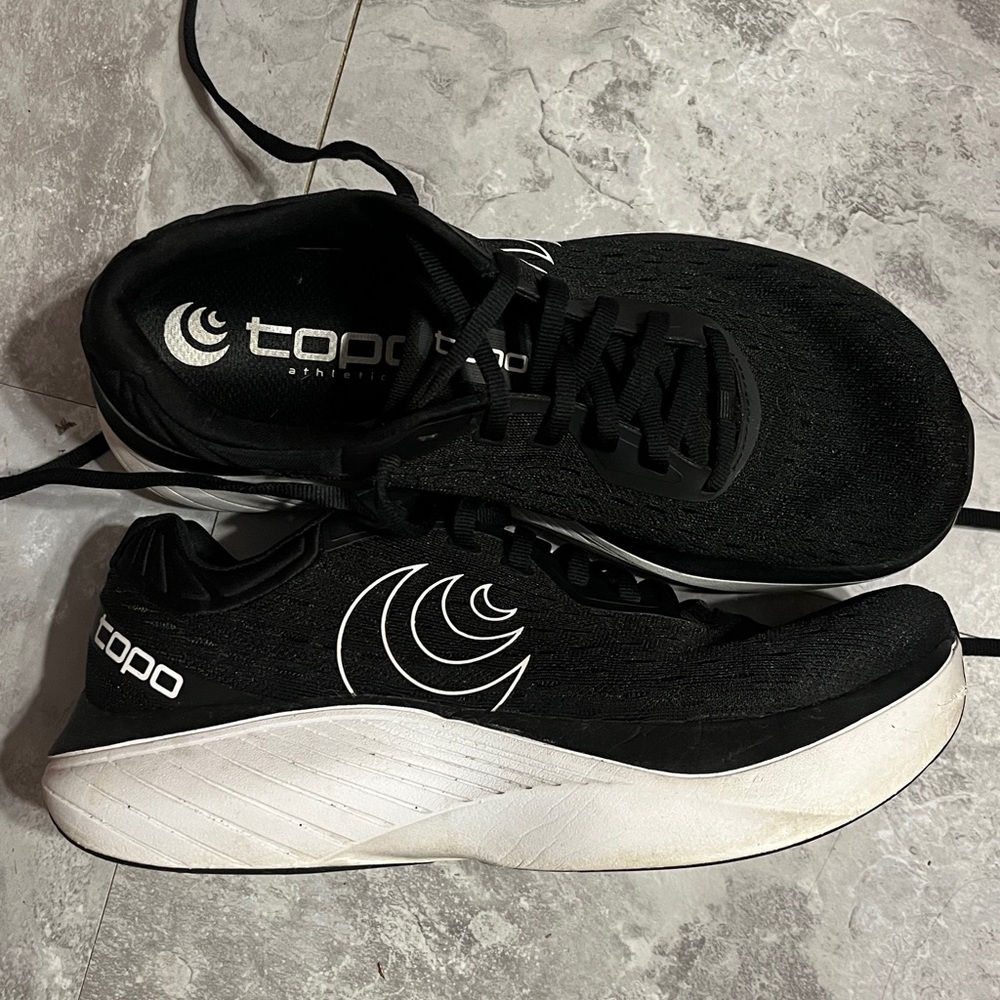 Topo Atmos women’s running shoes size 9